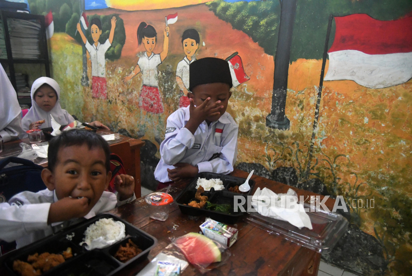 Pemerintah Siapkan Rp 71 Triliun untuk Makan Bergizi Gratis Rp 10 Ribu per Porsi pada 2025 |Republika Online