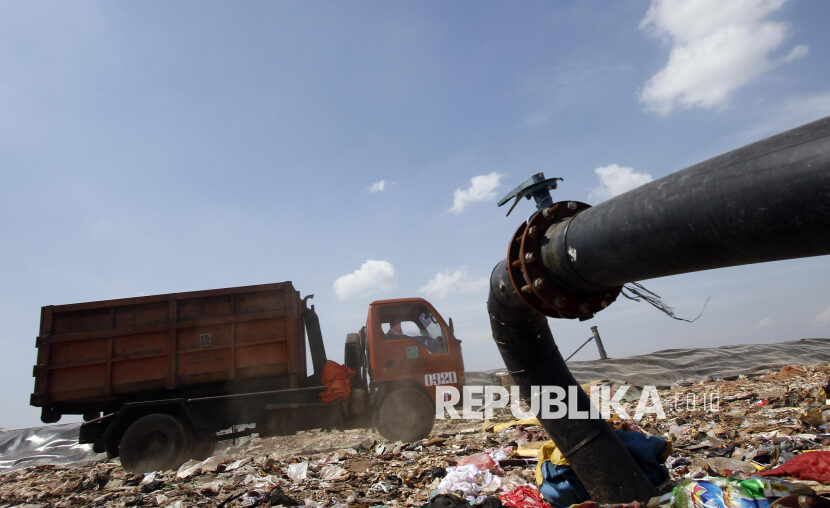 Tempat Pembuangan Sampah Truk sampah melintas pipa biogas hasil olahan samapah di TPA Bantar Gebang Bekasi, Jawa Barat, beberapa waktu lalu