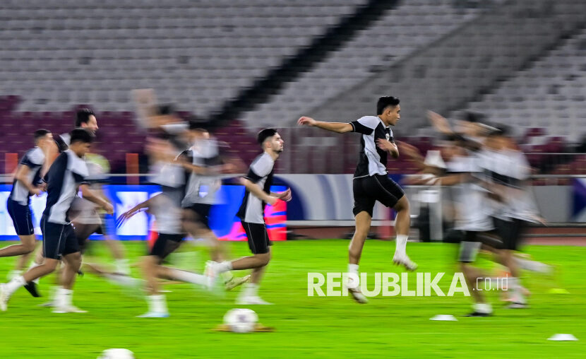 Pesepak bola Timnas Indonesia menjalani sesi latihan resmi di Stadion Utama Gelora Bung Karno, Senayan, Jakarta, Senin (18/11/2024). Latihan resmi tersebut merupakan persiapan Timnas Indonesia yang bertanding melawan Timnas Arab Saudi dalam laga lanjutan putaran ketiga kualifikasi Piala Dunia 2026 zona Asia pada Selasa (19/11).