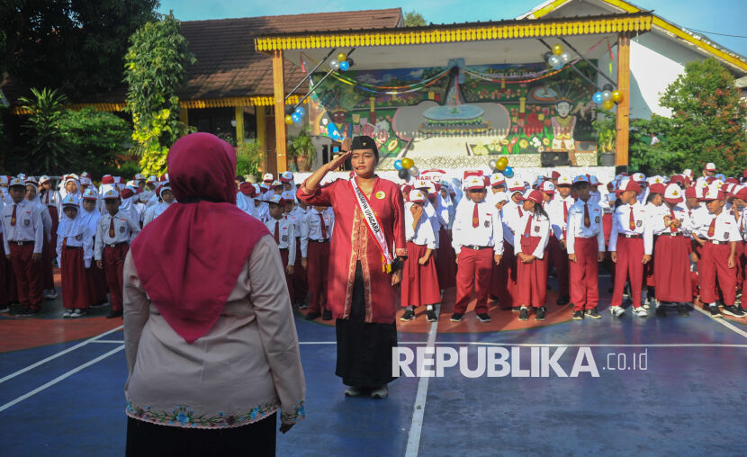 Peringati Hari Guru, Orang Tua Siswa SDN Pondok Labu 14 Jadi Petugas Upacara |Republika Online