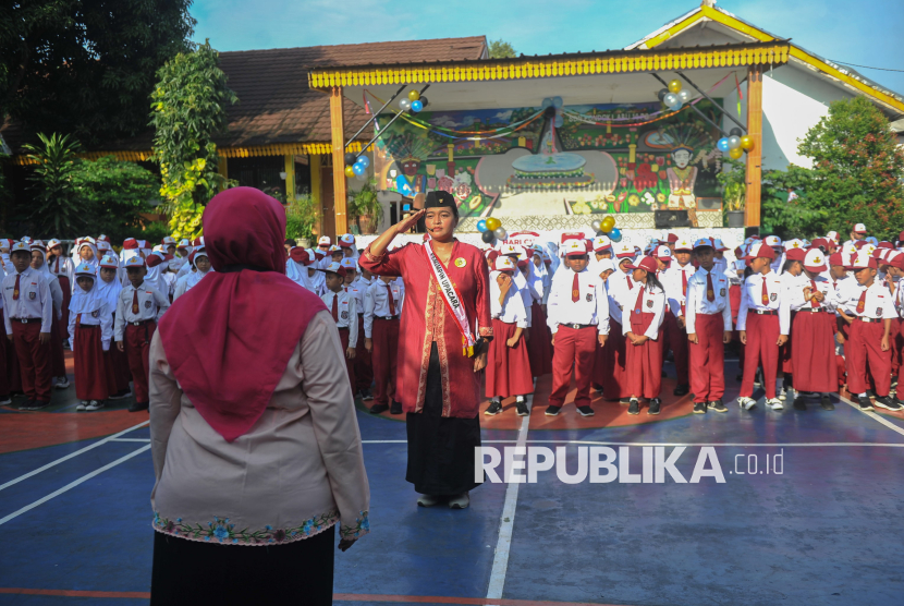 Peringati Hari Guru, Orang Tua Siswa SDN Pondok Labu 14 Jadi Petugas Upacara |Republika Online