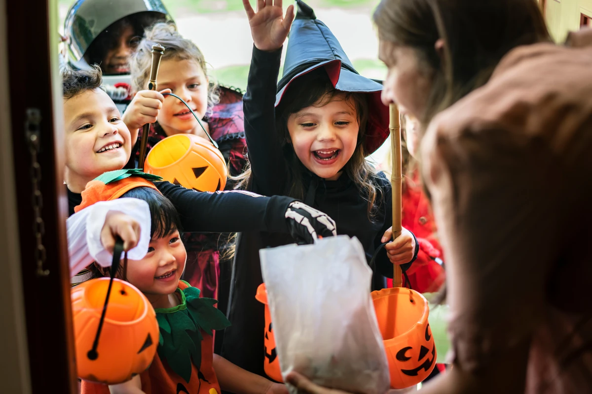 Policja ostrzega: Sprawdź słodycze po Halloween! W Gnieźnie dziecko znalazło igłę