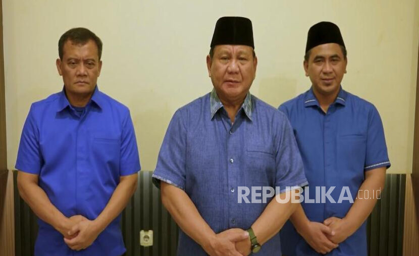 Prabowo Subianto memberikan rekomendasi dukungan untuk paslon nomor urut 2 Pilgub Jawa Tengah, Ahmad Luthfi (kanan) dan Gus Taj Yasin (kiri)