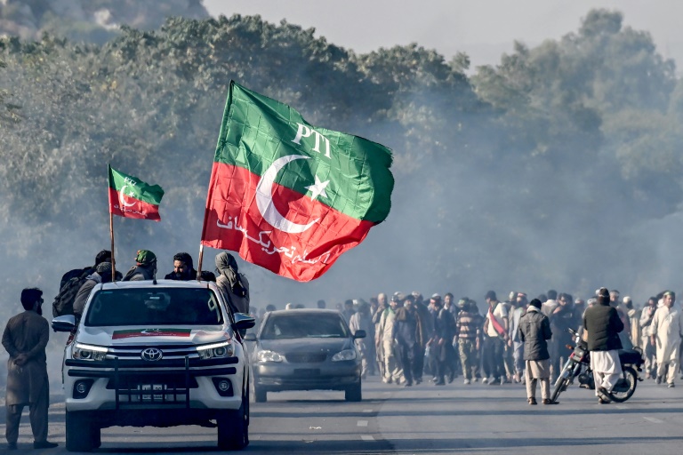 Pro-Khan protestors defy police to reach Pakistan capital