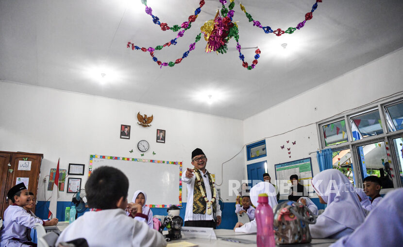 Menteri Pendidikan Dasar dan Menengah (Mendikdasmen) Abdul Muti  (tengah) menyampaikan materi saat  mengajar di SDN 59 Palembang, Sumatera Selatan, Jumat (1/11/2024). Dalam kesempatan tersebut Mendikdasmen mengajarkan nilai-nilai dasar dan pentingnya tentang cita-cita.