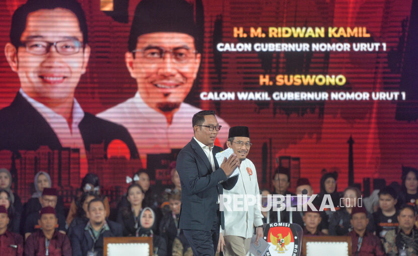 Pasalon Gubernur dan Wakil Gubernur DKI Jakarta nomor urut 1 Ridwan Kamil dan Suswono menyapa pendukung saat mengikuti debat ketiga pasangan Calon Gubernur dan Wakil Gubernur DKI Jakarta tahun 2024 di Hotel Sultan, Jakarta, Ahad (17/11/2024). Debat terakhir tersebut mengangkat tema Lingkungan Perkotaan dan Perubahan Iklim yang dibagi atas enam subtema, yakni penanganan banjir, penataan pemukiman, penurunan emisi dan polusi udara serta transisi energi terbarukan, pengelolaan sampah, ketersediaan air bersih, kota layak huni dan penataan ruang terbuka hijau.