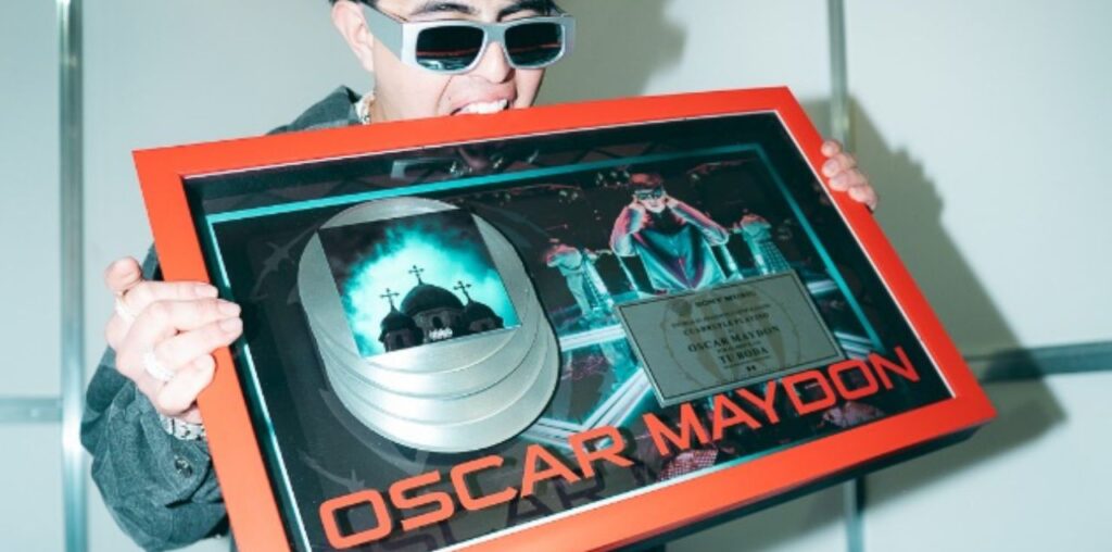 El reguetón de Óscar Maydon fue galardonado con el disco de Cuádruple Platino por su mega hit Tu Boda, tras su presentación del Coca Cola Flow Fest