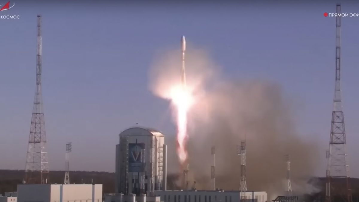 Russia sends 53 satellites to orbit on record-breaking launch (video)