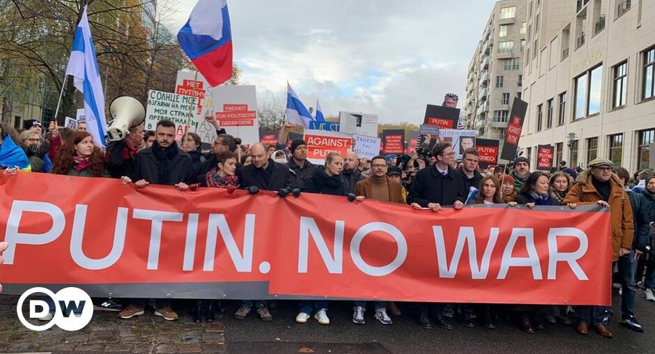 Russian opposition-in-exile holds Berlin protest march – DW – 11/17/2024