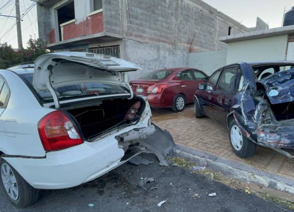 Saltillo: transporte de personal choca contra dos vehículos y continúa su trayecto hasta dejar a los trabajadores