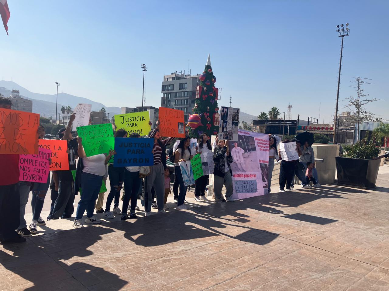 Se manifiestan para pedir justicia por Bayron afuera de presidencia