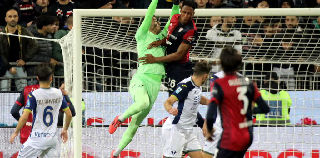 CAGLIARI, ITALY - NOVEMBER 29: Yerry Mina of Cagliari and Lorenzo Montipò of Verona battle for the ball during the Serie A match between Cagliari and Verona at Sardegna Arena on November 29, 2024 in Cagliari, Italy. (Photo by Enrico Locci/Getty Images)