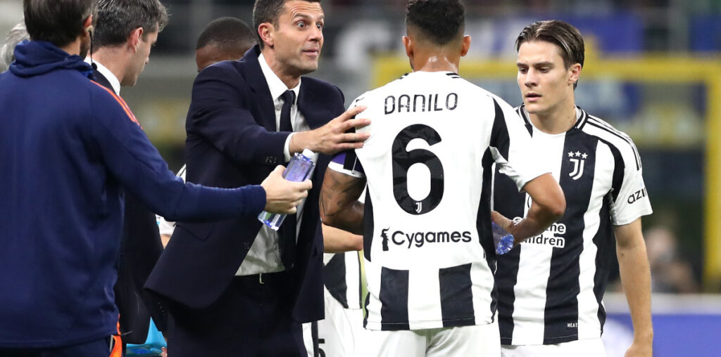 MILAN, ITALY - OCTOBER 27: Thiago Motta, Head Coach of Juventus, interacts with his players Danilo and Nicolo Fagioli during the Serie A match between FC Internazionale and Juventus at Stadio Giuseppe Meazza on October 27, 2024 in Milan, Italy. (Photo by Marco Luzzani/Getty Images)