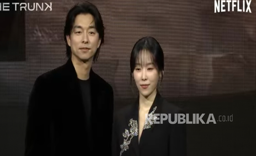 Aktor Korea Selatan Gong Yoo (kiri) dan aktris Seo Hyun-jin saat konferensi pers serial drama terbaru The Trunk.