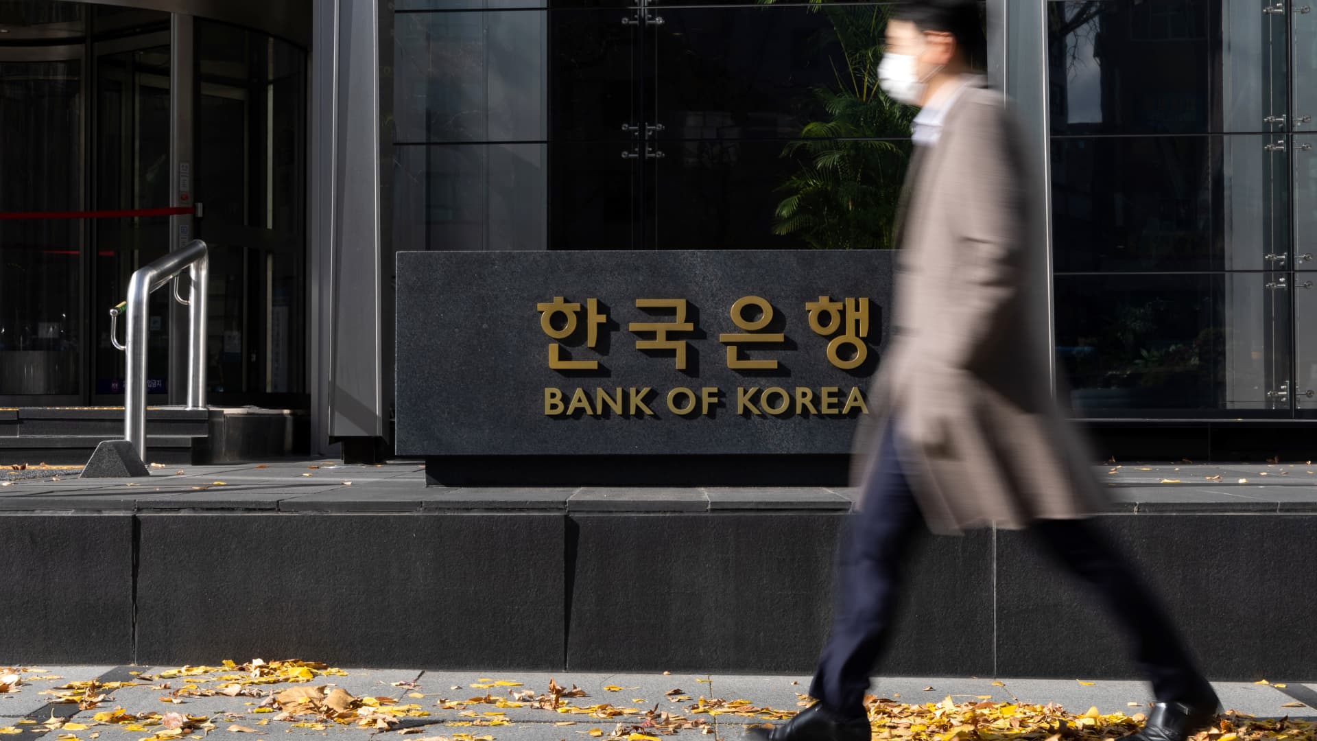 South Korea unexpectedly reduces benchmark lending rates in first back-to-back cuts since 2009