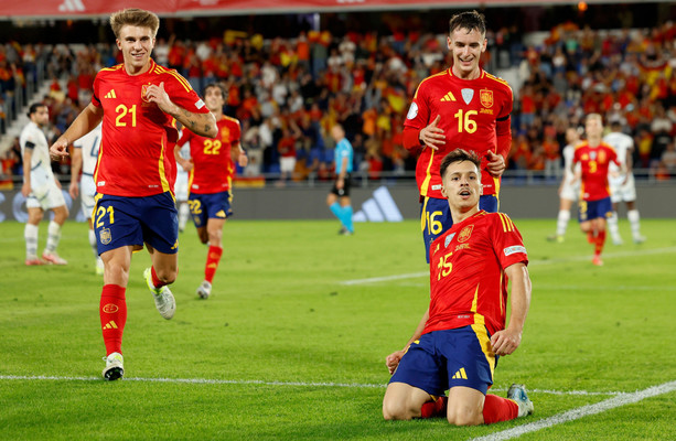 Spain convert late penalty to defeat Switzerland as San Marino earn historic promotion