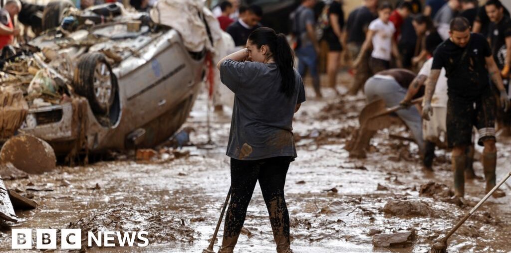 Spain flooding: Search for survivors continues