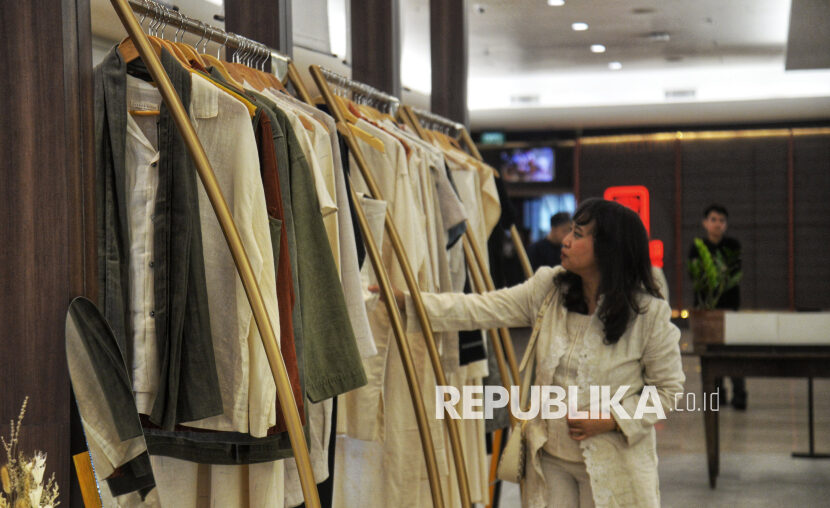 Pengunjung melihat produk fashion SukkhaCitta pada pameran REGENERASI di Plaza Indonesia, Jakarta, Jumat (22/11/2024).