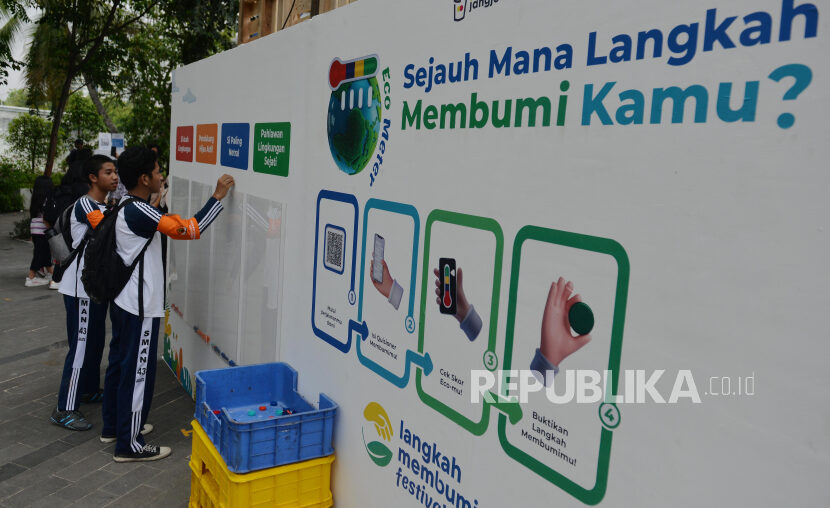 Sejumlah pelajar menghadiri Langkah Membumi Festival 2024 di Senayan Park, Jakarta pada Sabtu (2/11/2024).