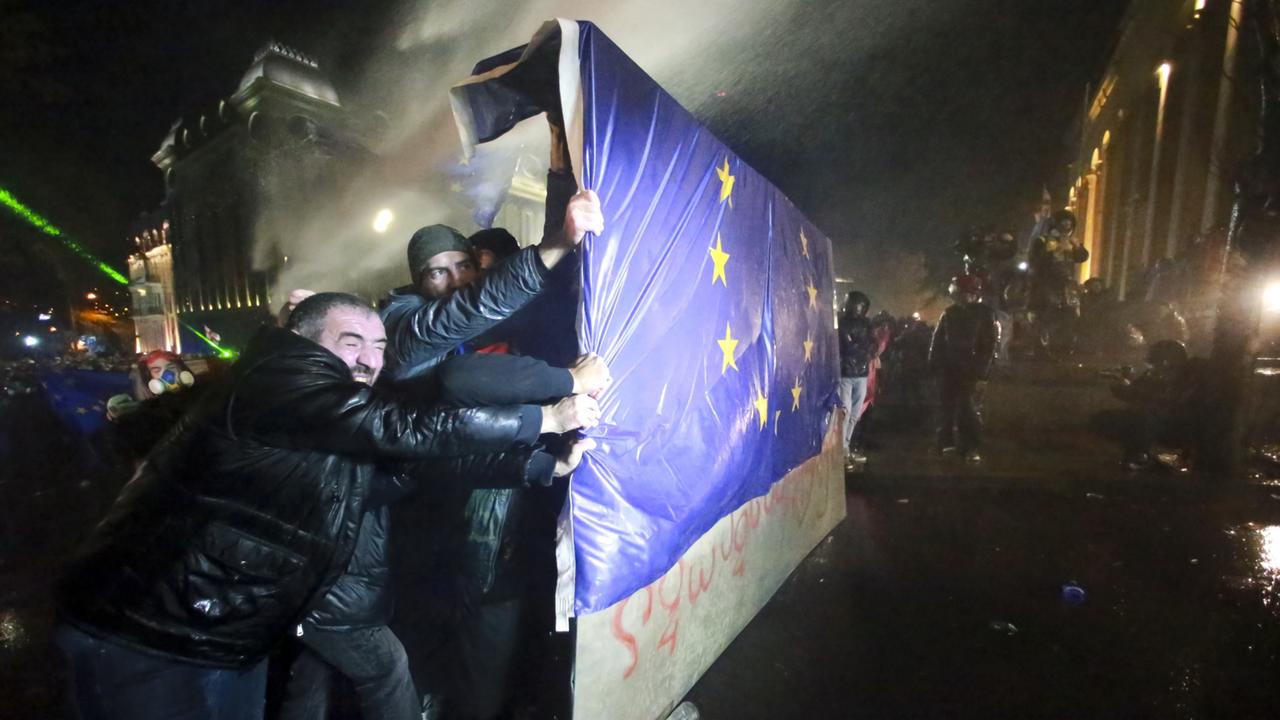 Tausende Menschen demonstrieren nach Georgiens EU-Absage