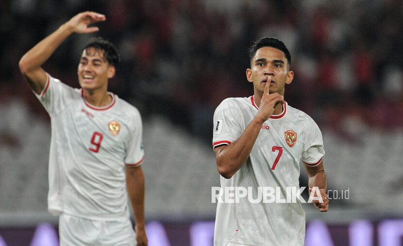 Pemain timnas Indonesia Marselino Ferdinan melakukan selebrasi usai mencetak gol ke gawang timnas Saudi Arabia saat bertanding pada babak ketiga Kualifikasi Piala Dunia 2026 Grup C di Stadion Utama Gelora Bung Karno (SUGBK), Jakarta, Selasa (19/11/2024). Timnas Indonesia berhasil menang atas Saudi Arabia dengan skor 2-0 melalui dua gol dari Marselino Ferdinan pada menit ke-32 dan menit ke-57.