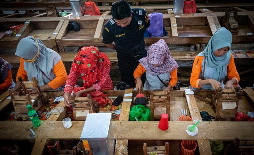 Bea Cukai Jember kembali berikan izin dan pelayanan nomor pokok pengusaha barang kena cukai (NPPBKC) kepada beberapa pengusaha hasil tembakau di wilayahnya.