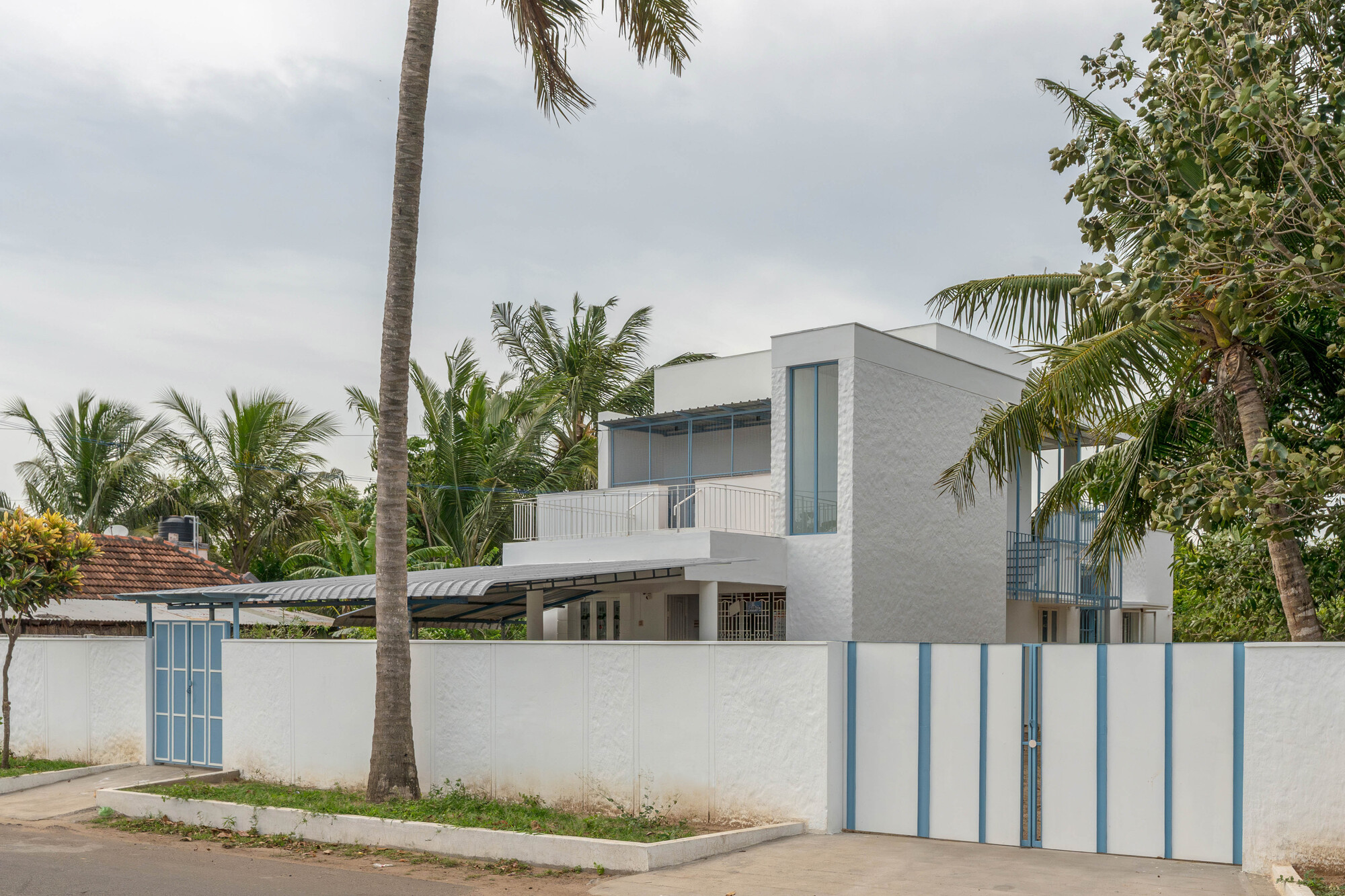 The Country Blue House / Architecture RIFF