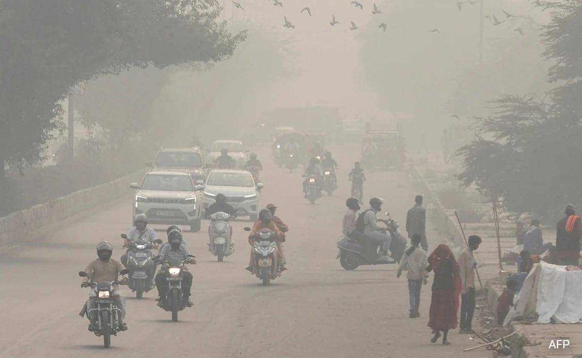 Thick Smog Blankets Delhi-NCR, Air Quality Hits Severe, Flight Ops Hit