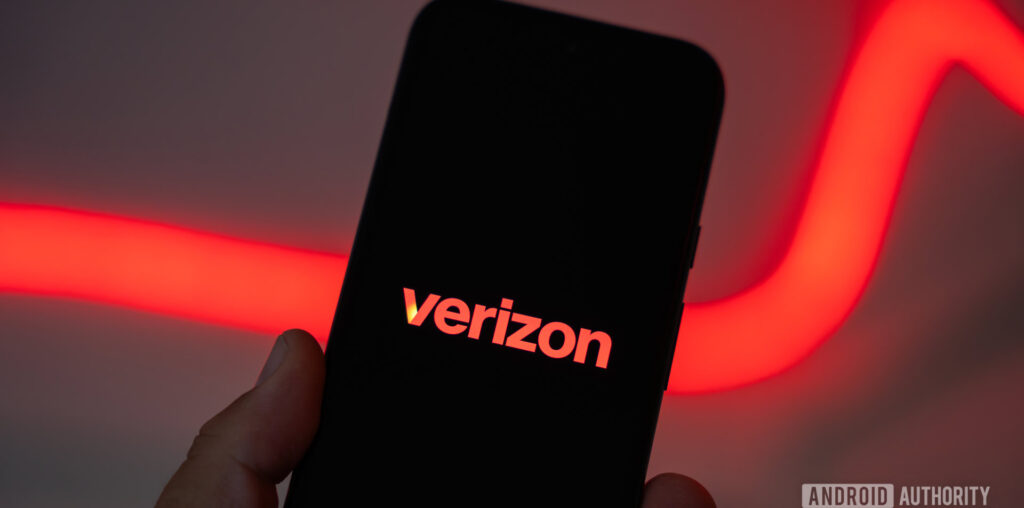 2024 Verizon logo on smartpohone Stock photo (11)