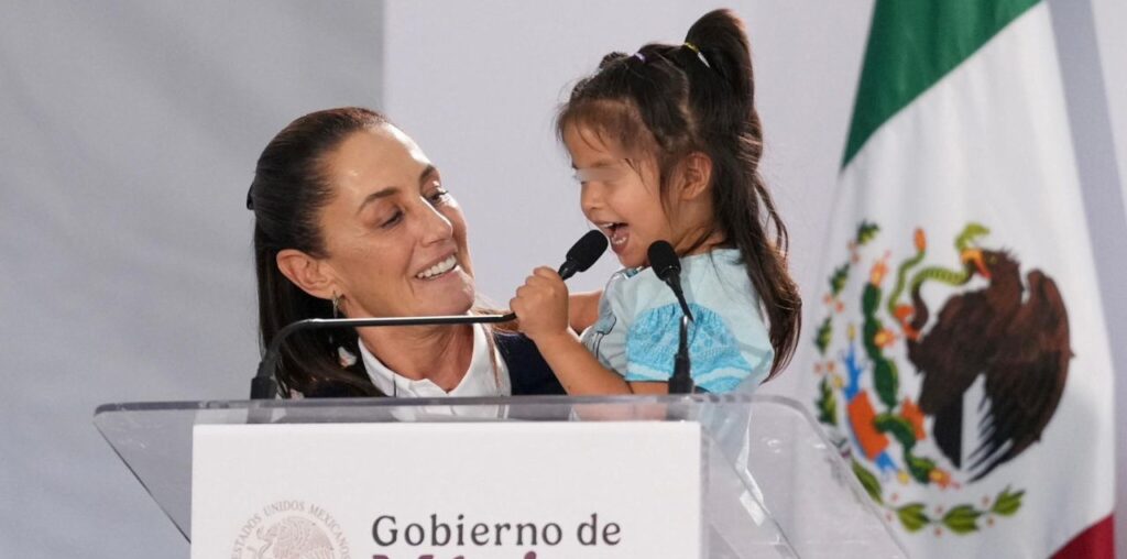 Tierna niña de tres años interrumpe discurso de Sheinbaum