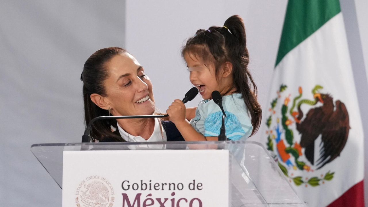 Tierna niña de tres años interrumpe discurso de Sheinbaum