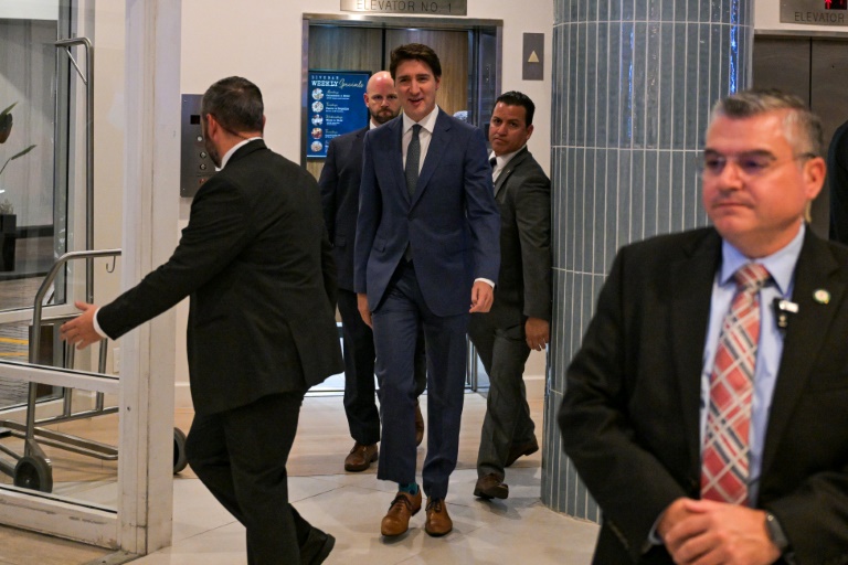 Trudeau in Florida to meet Trump as tariff threats loom