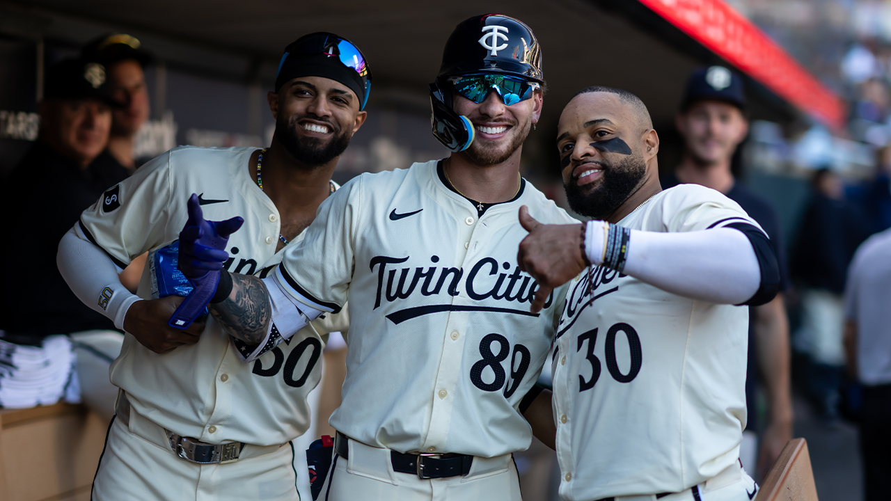 Twins IF Carlos Santana wins Gold Glove at first base