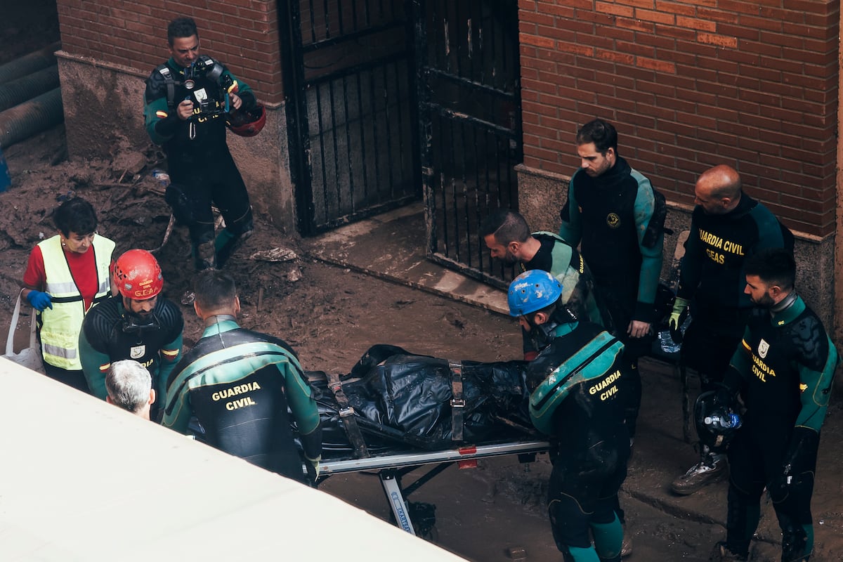 Última hora de la dana, en directo | Al menos 17 voluntarios heridos, dos de ellos graves, al intoxicarse con monóxido de carbono en un garaje anegado en Chiva (Valencia)