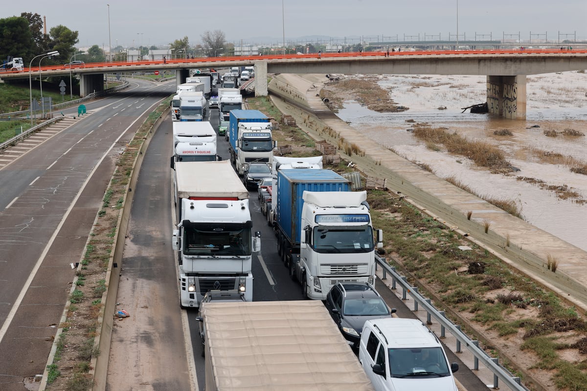 Última hora de la dana, en directo | Seis carreteras colapsadas suman 30 kilómetros de atascos en los principales accesos a Valencia