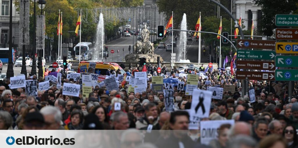 Una manifestación recorre Madrid para recordar a los fallecidos en residencias durante la covid