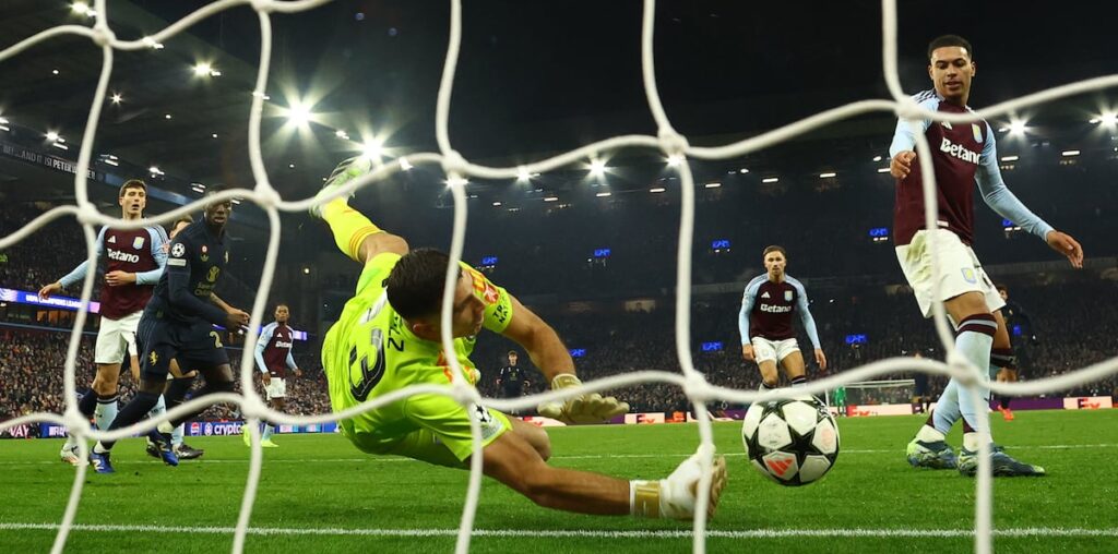 Emiliano Martinez para sobre la raya de gol un remate de Conceiçao, este miércoles en VIlla Park.