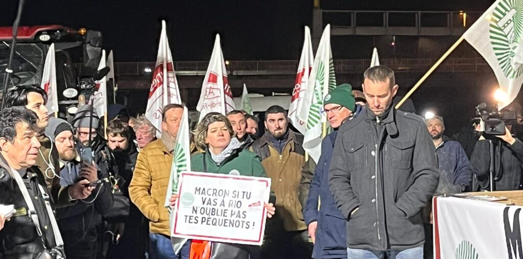 Une centaine d’agriculteurs en colère déjà rassemblés à Villacoublay ce dimanche soir