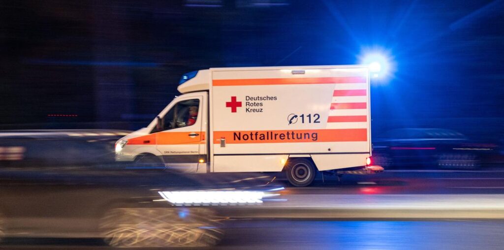 Unfall: Schwerverletzte auf der B105 - Ersthelfer reanimieren Mann