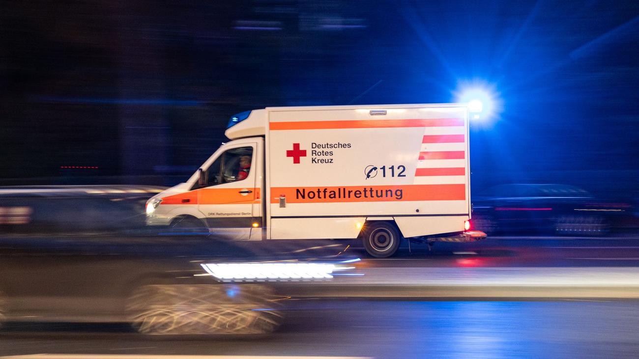 Unfall: Schwerverletzte auf der B105 – Ersthelfer reanimieren Mann