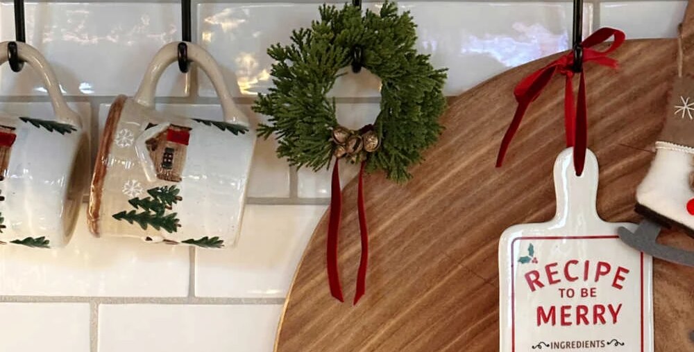 Upgrade Plain Christmas Wreaths With These Inexpensive DIYs