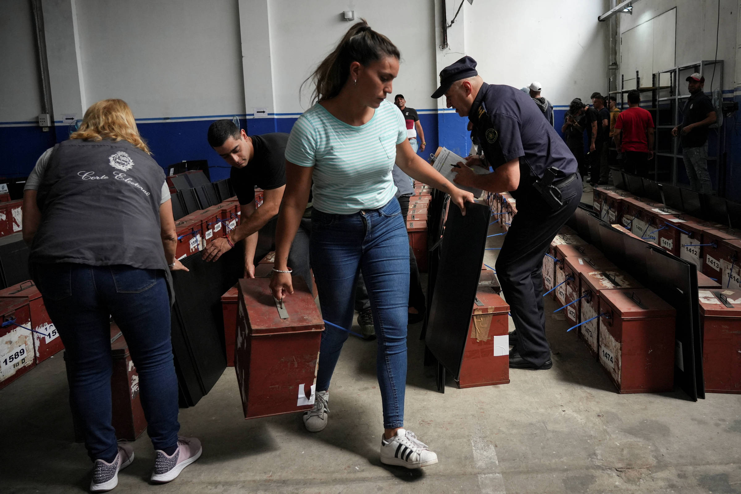 Uruguaios começam a votar após campanha morna, mas acirrada