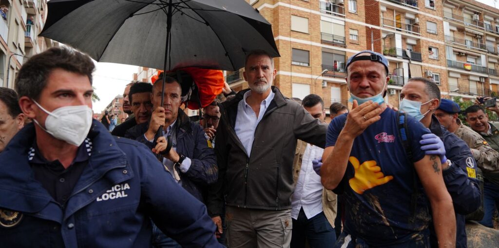 VIDEO. Inondations en Espagne : le couple royal quitte la ville de Paiporta, ciblé par des jets de projectiles lors d'une visite auprès des sinistrés