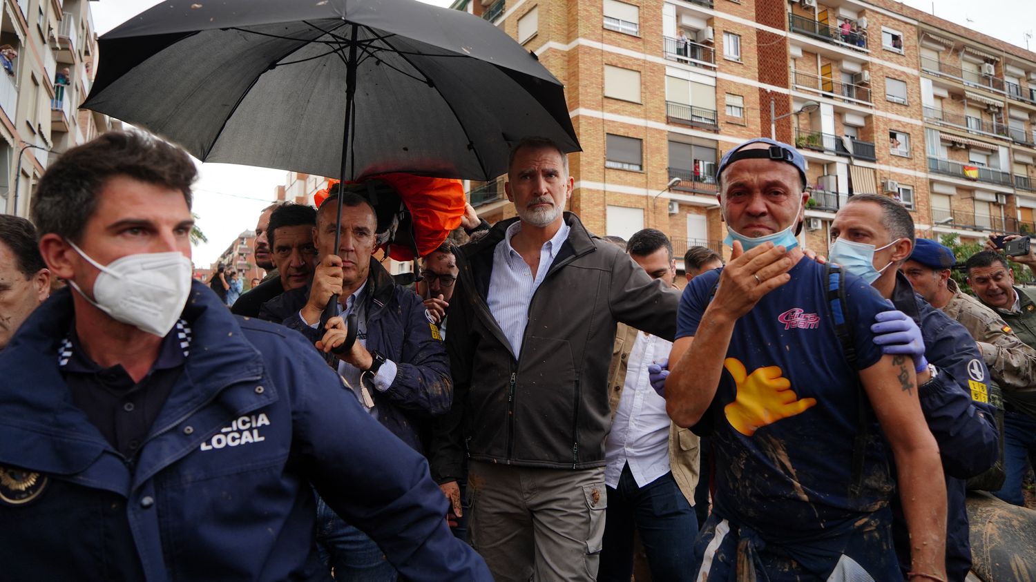 VIDEO. Inondations en Espagne : le couple royal quitte la ville de Paiporta, ciblé par des jets de projectiles lors d’une visite auprès des sinistrés