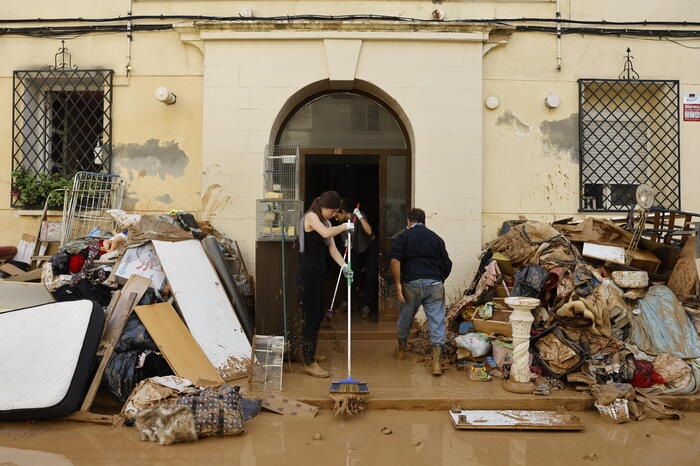 Valencia ancora in emergenza: decina di migliaia senza acqua o luce, proseguono le ricerche – Notizie – Ansa.it