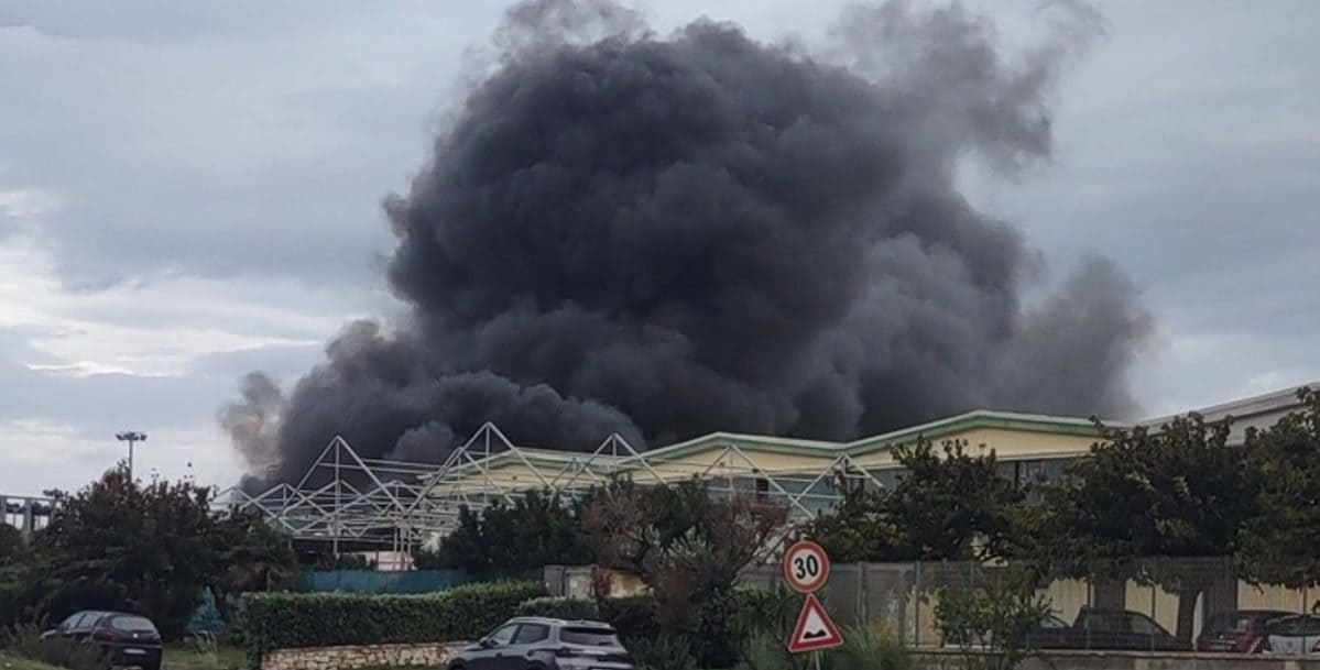 Vasto incendio in ditta rifiuti a Brindisi, allertati i Canadair: “Tenete le finestre chiuse e non uscite”