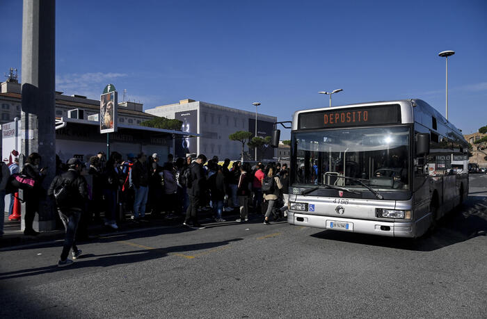 Verso un venerdì nero: scatta alle 5.30 lo sciopero di 24 ore di bus e metro – Notizie – Ansa.it