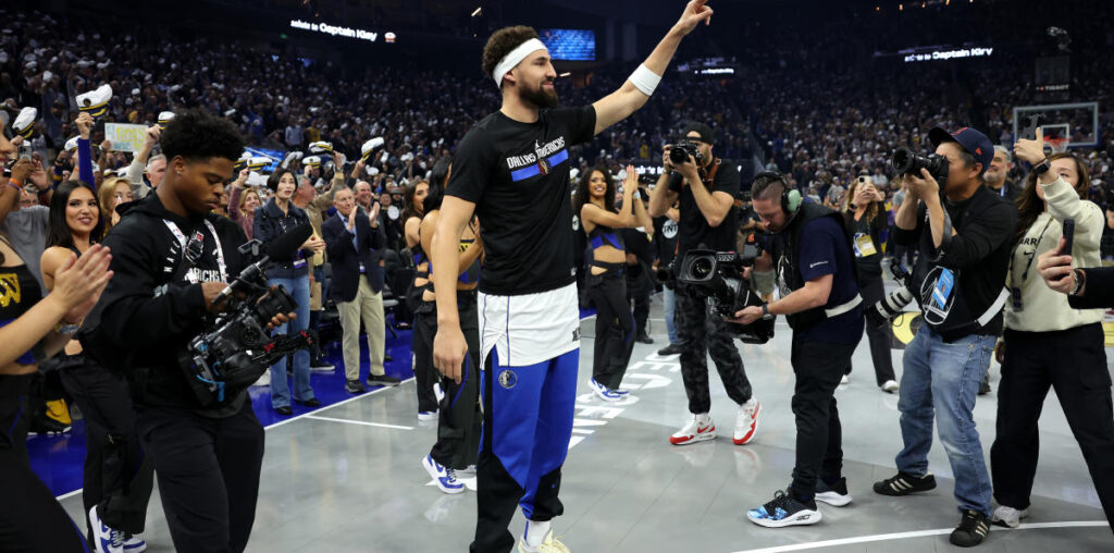 Warriors honor Klay Thompson in first appearance back at Chase Center with Mavericks