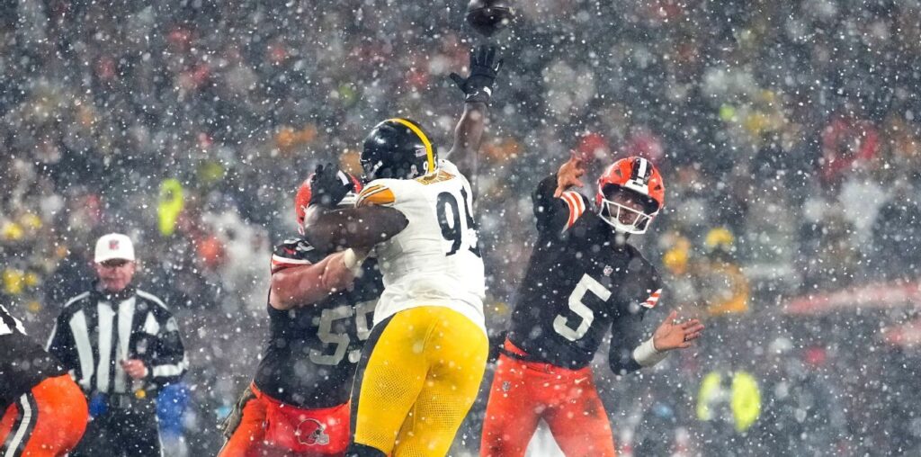 Winston, Browns overcome miscues, snow to take down Steelers