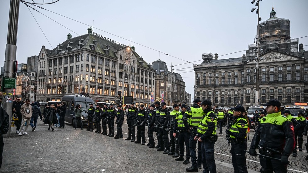 https://www.rt.com/news/607493-amsterdam-riots-tram-fire/Rioters set tram on fire in Amsterdam (VIDEO)